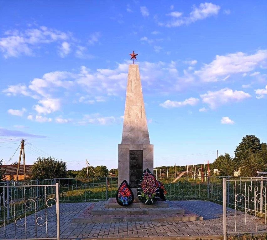 Обелиск погибшим односельчанам в годы  Великой Отечественной войны  в п. 3-го отделения совхоза «Победа».