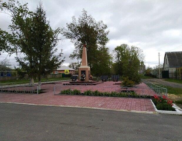 Обелиск погибшим односельчанам в годы Великой Отечественной войны в с. Гнилое.