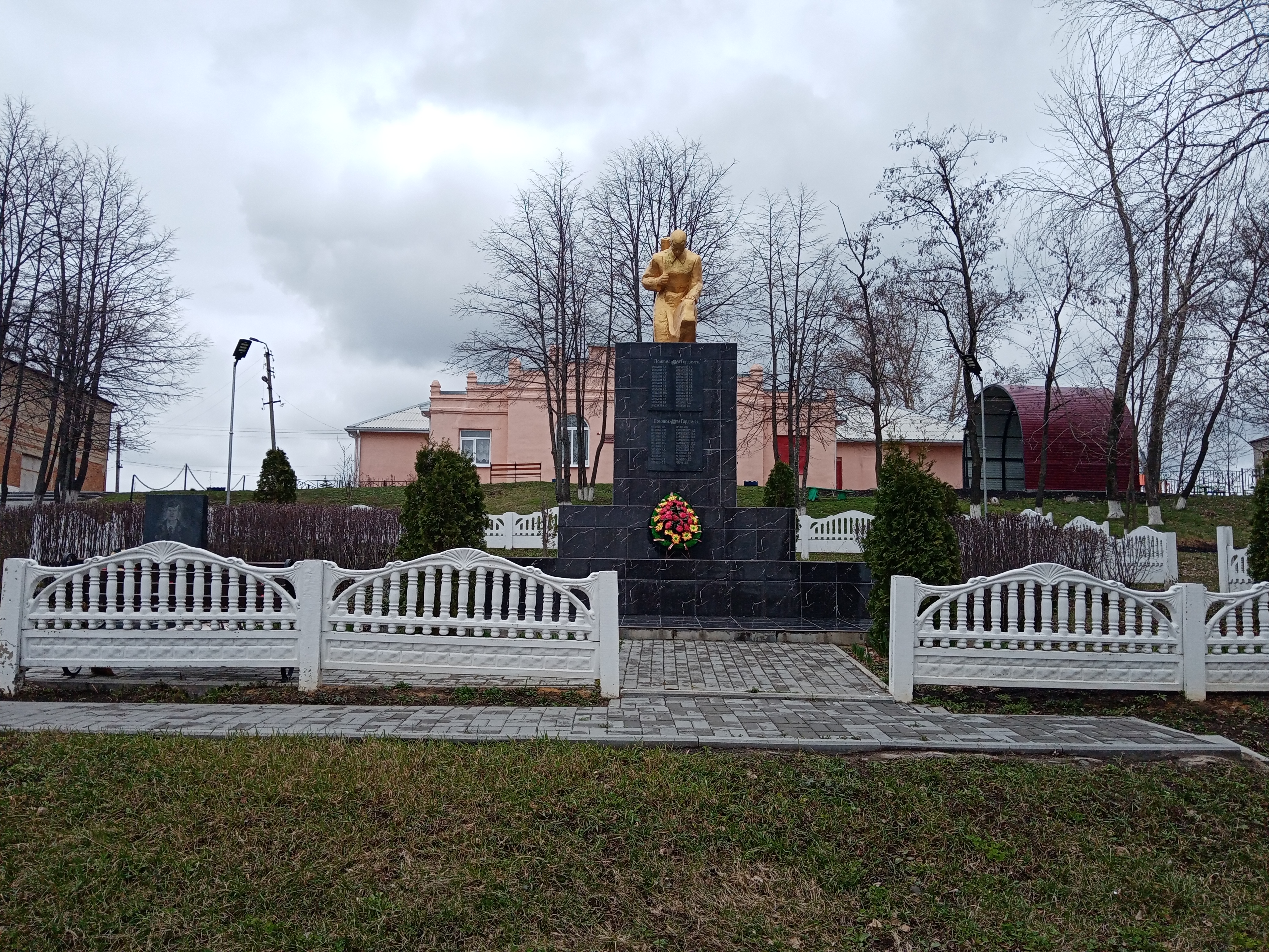 Памятник – «Павшим героям – односельчанам».