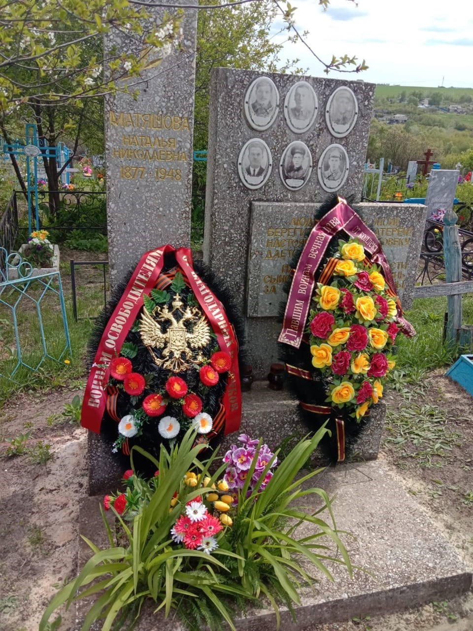 Памятник матери 6 сыновей отдавших жизнь за освобождение Родины 1941-1945гг в с. Ближняя Полубянка  Петренковского сельского поселения  Острогожского муниципального района  Воронежской области.