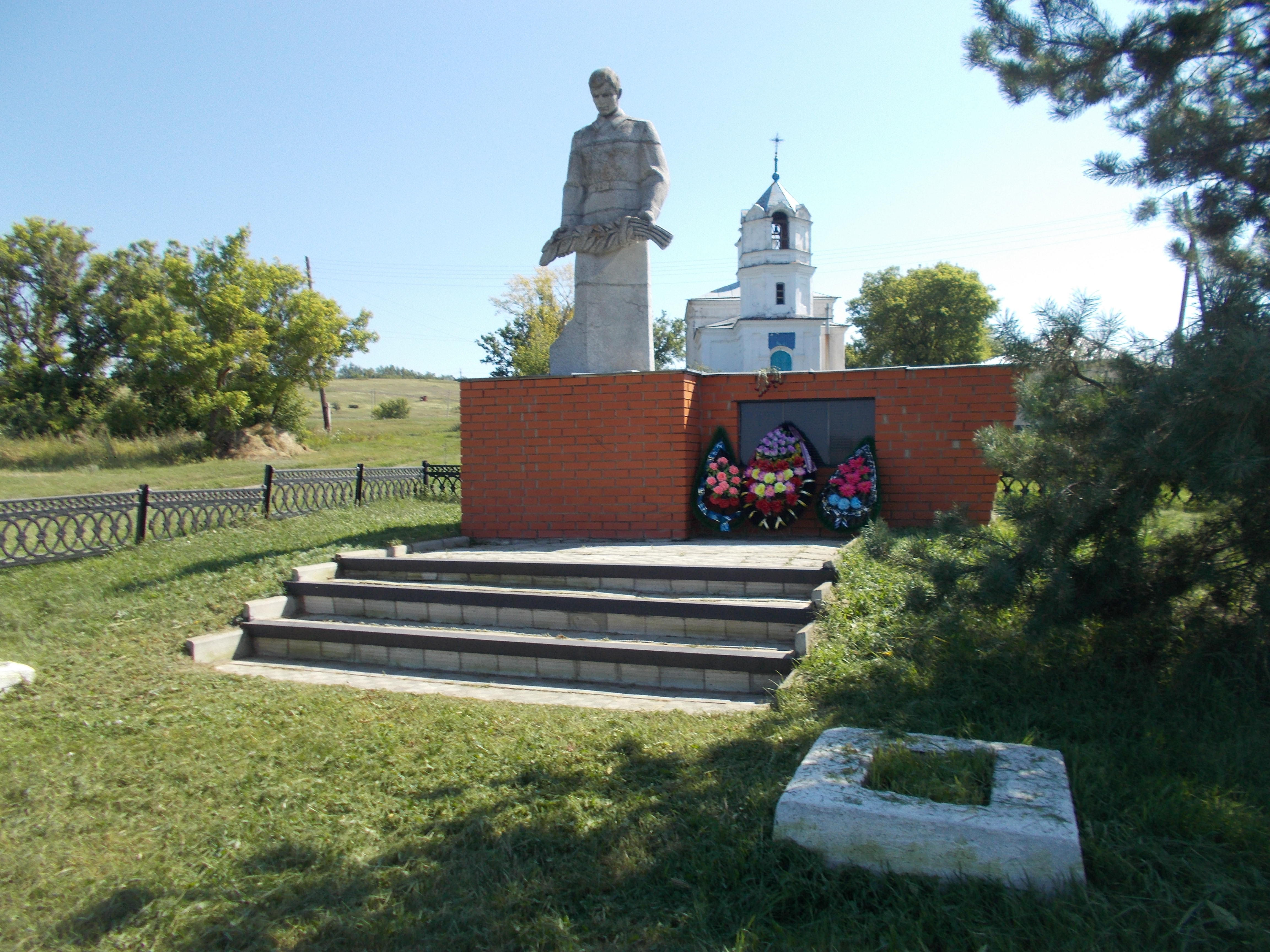 Историческая справка Памятник погибшим воинам-односельчанам  в с. Ближняя Полубянка  Петренковского сельского поселения  Острогожского муниципального района  Воронежской области.