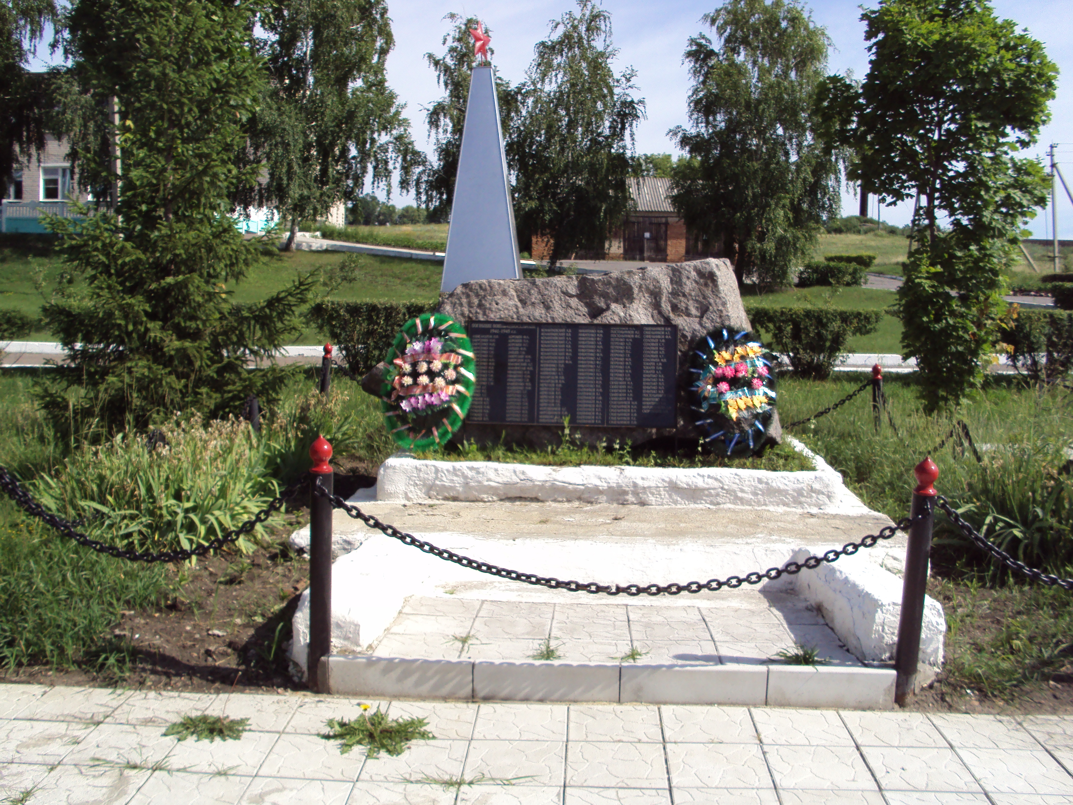 Памятный обелиск воинам-односельчанам  в с. Петренково  Петренковского сельского поселения  Острогожского муниципального района  Воронежской области.