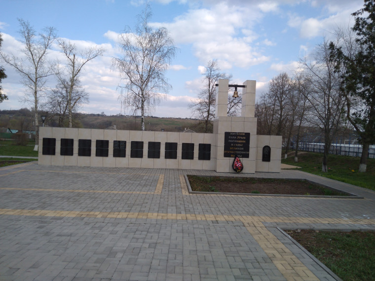 Памятнике жителям села Урыв, погибшим в годы Великой Отечественной войны. Памятнике жителям села Урыв, погибшим в годы Великой Отечественной войны.