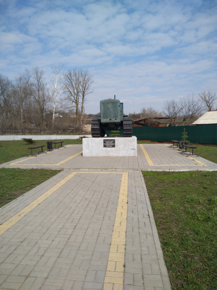 Памятный знак «Трактор-тягач С-65 «Сталинец ». Памятный знак «Трактор-тягач С-65 «Сталинец ».
